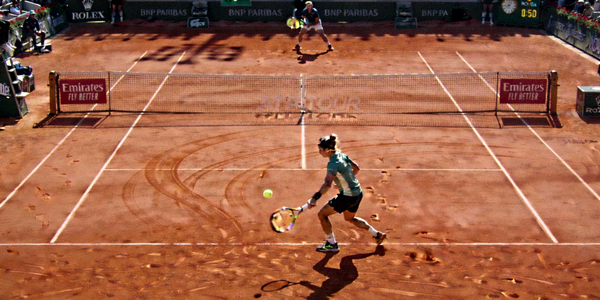 网球比赛直播画面 - 选手在红土场上击球