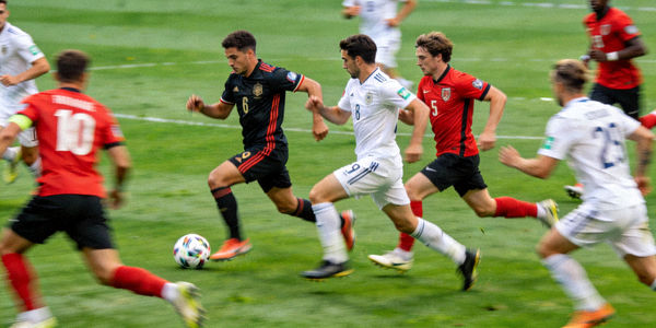 足球比赛直播画面 - 球员在绿茵场上激烈拼抢